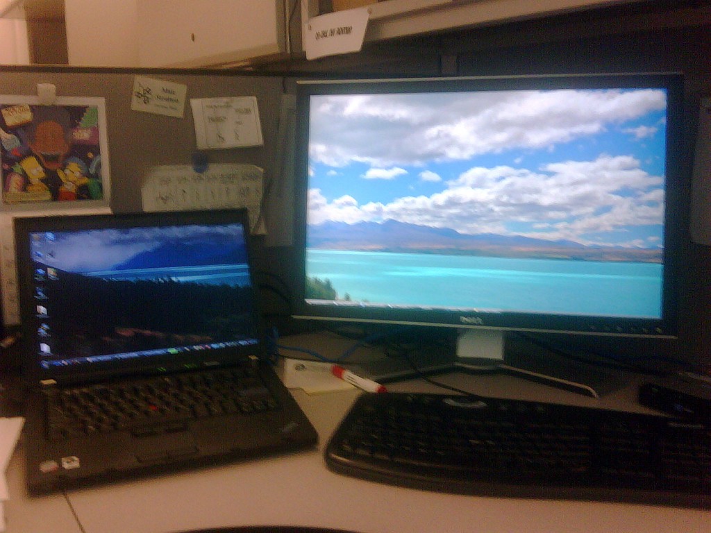 The image is blurry, thanks to my BlackBerry camera, but you can clearly see how the wallpaper is between both displays